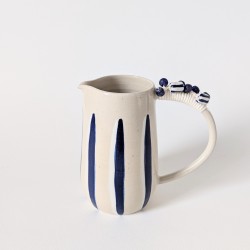 Pichet rayé blanc et bleu