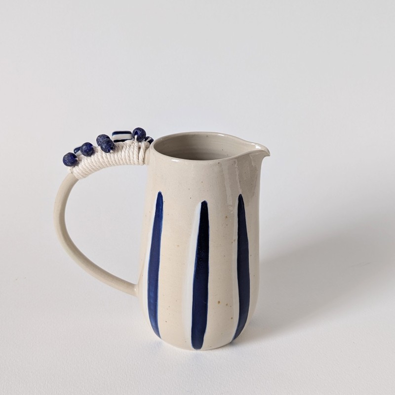 Pichet rayé blanc et bleu