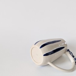 Pichet rayé blanc et bleu