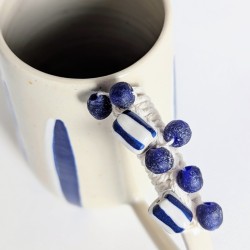 Pichet rayé blanc et bleu